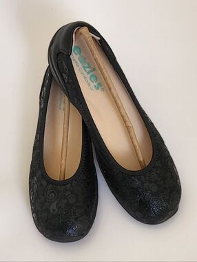 Textured Ballet Flats Style, Cushioned Insole.
